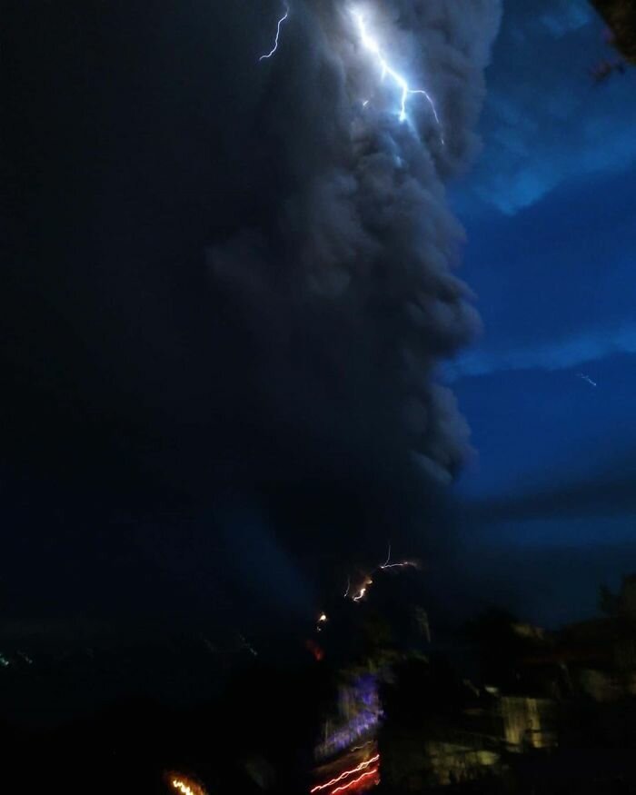 Фотография: Ужас, страх и красота: вся мощь вулкана Тааль в фотографиях №29 - BigPicture.ru