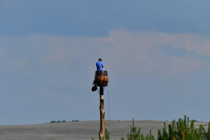 Фотография: Диоген XXI века: почему дайвер из ЮАР живет в бочке на столбе №5 - BigPicture.ru