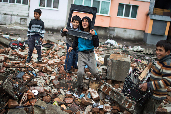 Фотография: Получите в бубен: чем живет самое страшное в мире цыганское гетто №1 - BigPicture.ru