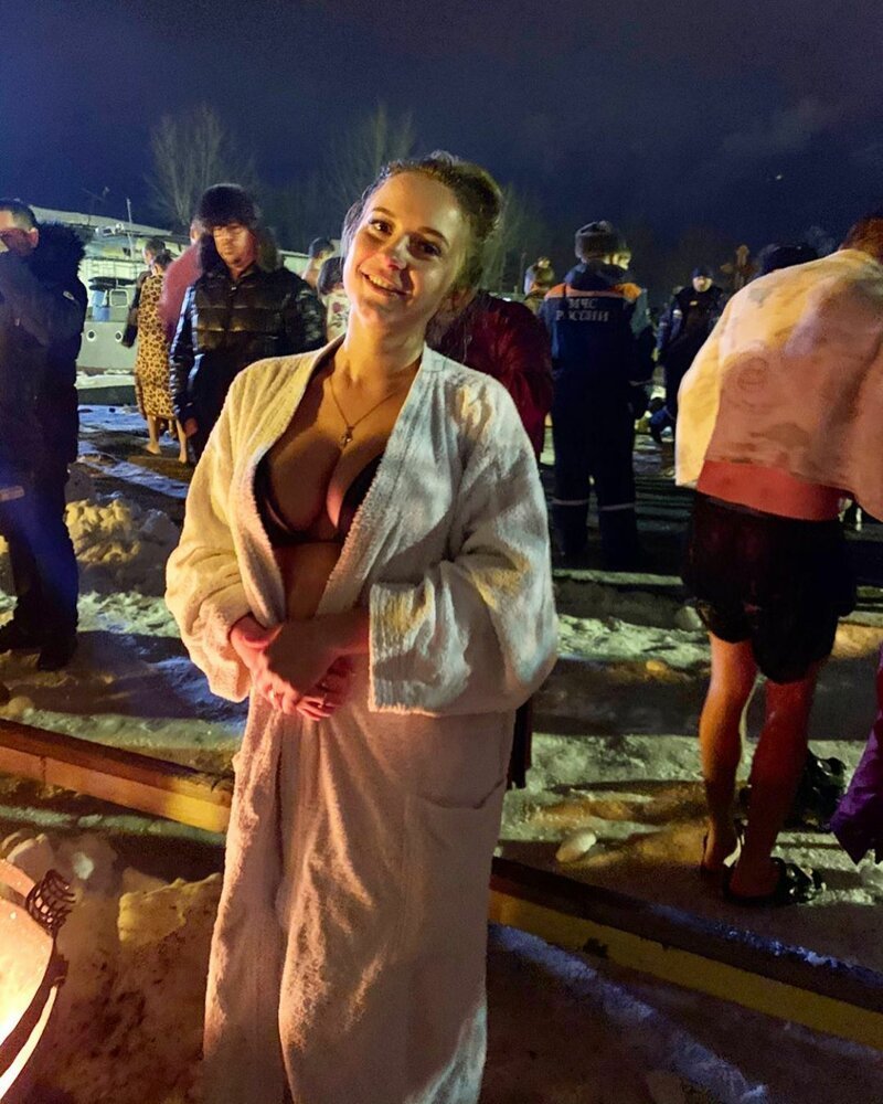 Фотография: Сногсшибательные девушки крещенских купаний 2020 №9 - BigPicture.ru