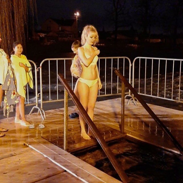 Фотография: Сногсшибательные девушки крещенских купаний 2020 №10 - BigPicture.ru