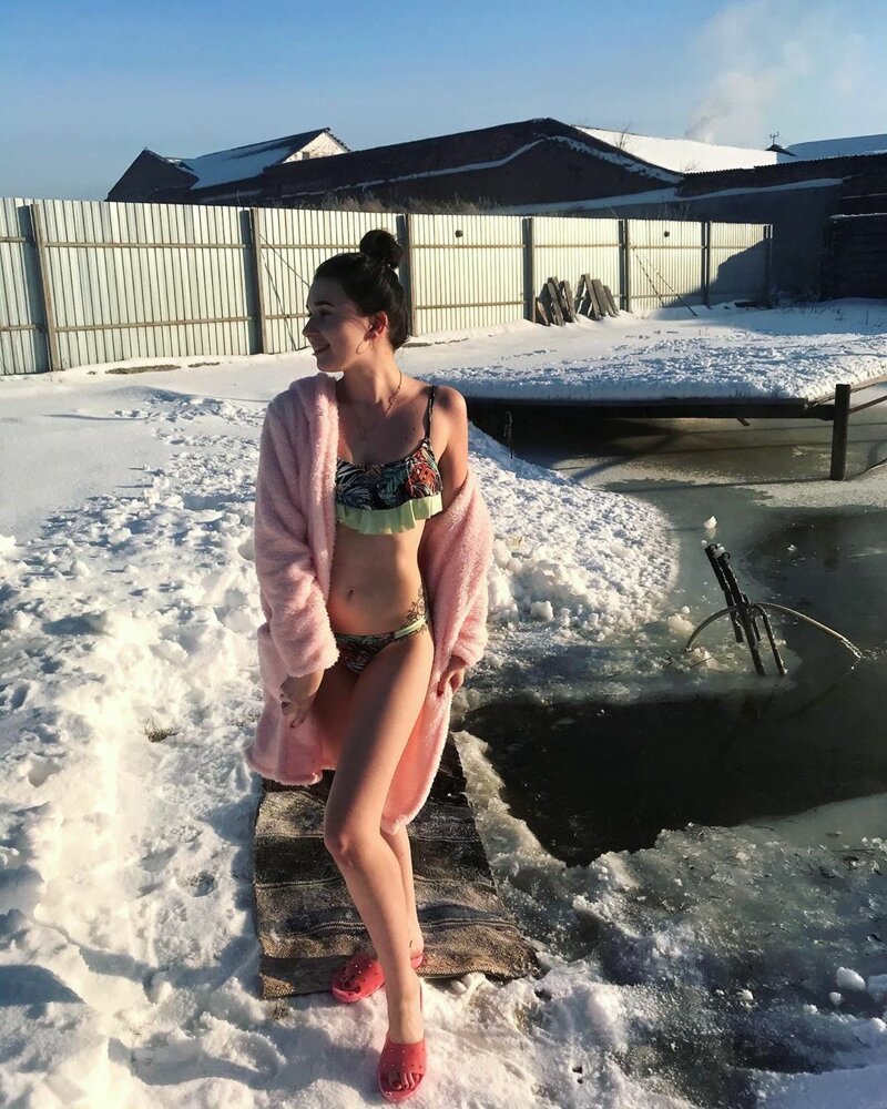Фотография: Сногсшибательные девушки крещенских купаний 2020 №13 - BigPicture.ru