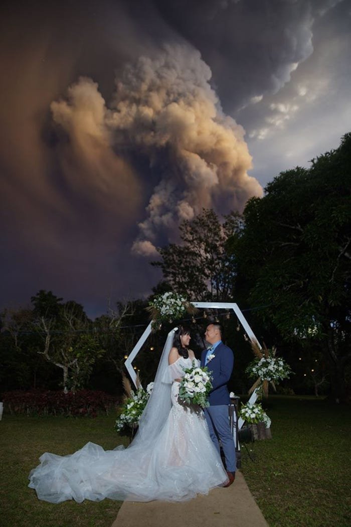 Фотография: Брачная церемония на фоне извергающегося вулкана на Филиппинах №2 - BigPicture.ru