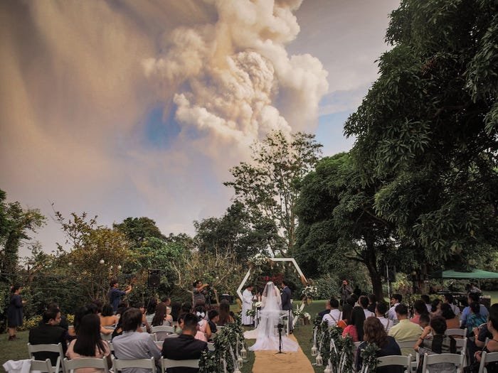Фотография: Брачная церемония на фоне извергающегося вулкана на Филиппинах №4 - BigPicture.ru