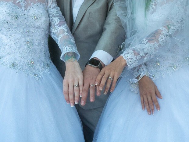 Фотография: Сообразили на троих: две американки вышли замуж за одного парня №6 - BigPicture.ru