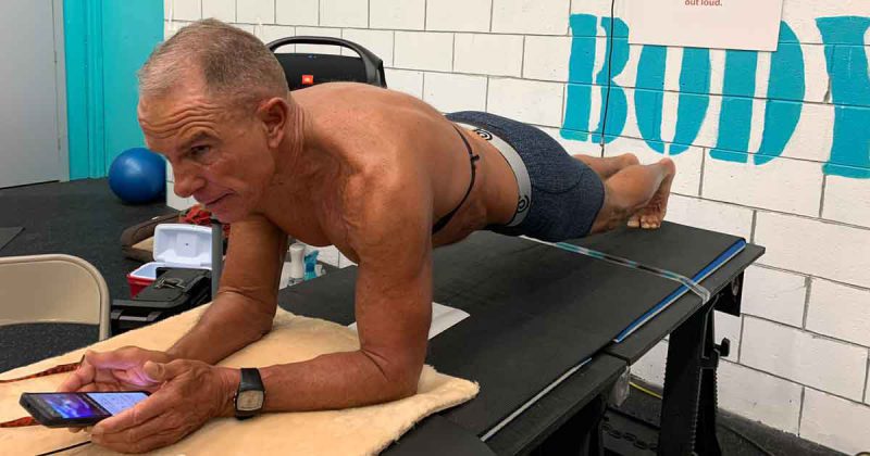Фотография: Американец в 62-года поставил рекорд, простояв более 8 часов в планке №3 - BigPicture.ru