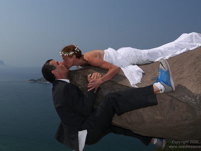 Фотография: Вечная невеста: мужчина 12 лет фотографирует жену в свадебном платье по всему миру №21 - BigPicture.ru