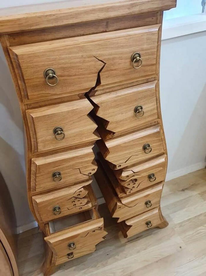 Сломанная мебель в доме