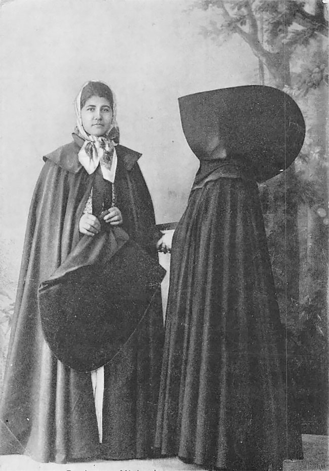 Фотография: Старинные фото португальских женщин в гигантских капюшонах с Азорских островов №16 - BigPicture.ru