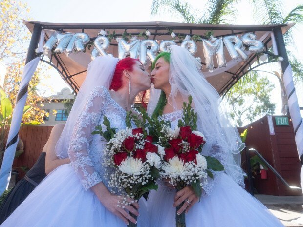 Фотография: Сообразили на троих: две американки вышли замуж за одного парня №7 - BigPicture.ru
