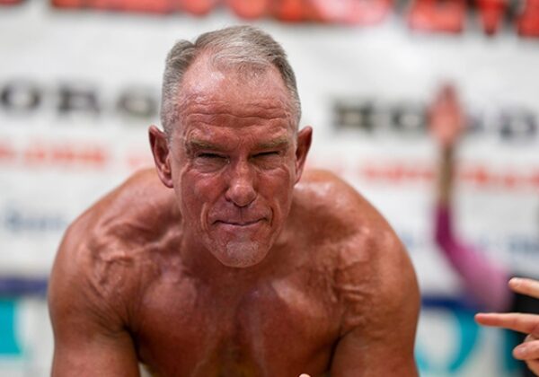 Американец в 62-года поставил рекорд, простояв более 8 часов в планке