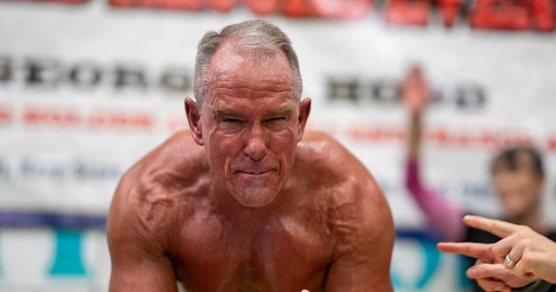 Фотография: Американец в 62-года поставил рекорд, простояв более 8 часов в планке №1 - BigPicture.ru