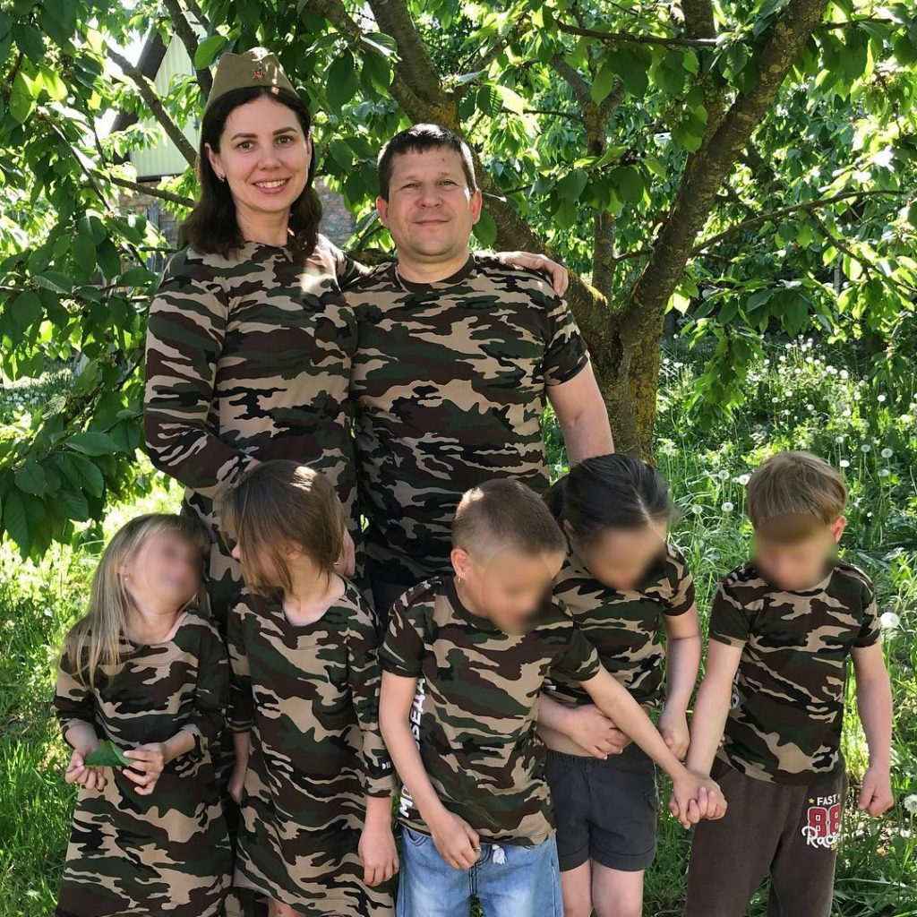 Фотография: Кубанский триллер: блогерша, усыновившая пятерых детей, ушла от своего мужа к 20-летнему пасынку №5 - BigPicture.ru