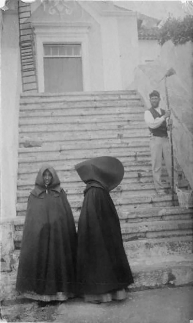Фотография: Старинные фото португальских женщин в гигантских капюшонах с Азорских островов №6 - BigPicture.ru