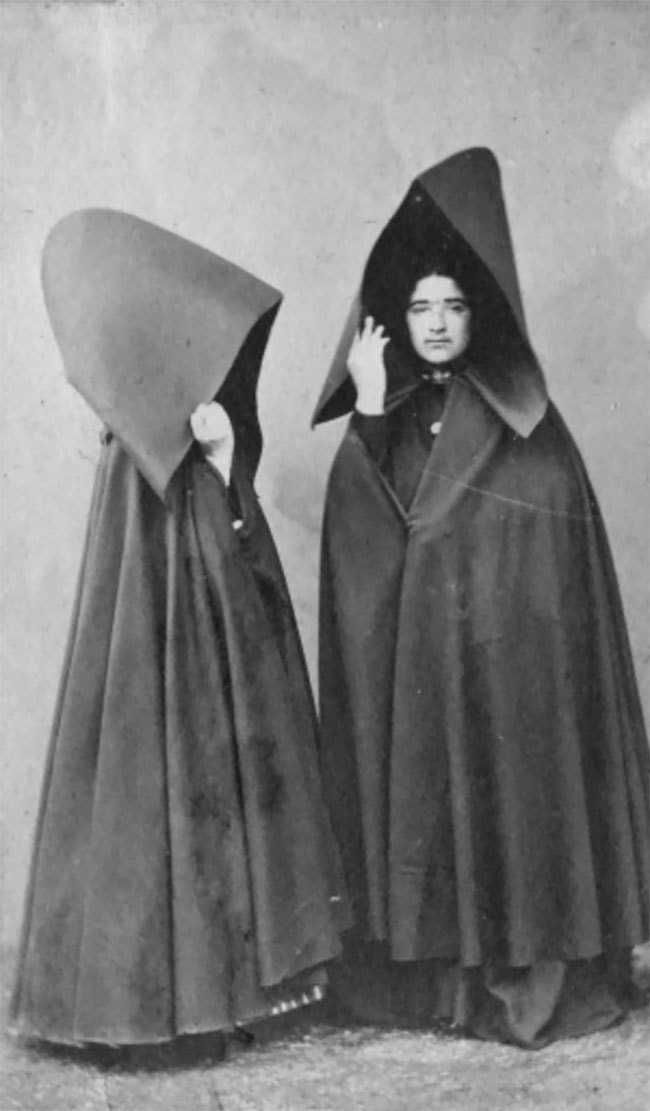 Фотография: Старинные фото португальских женщин в гигантских капюшонах с Азорских островов №9 - BigPicture.ru