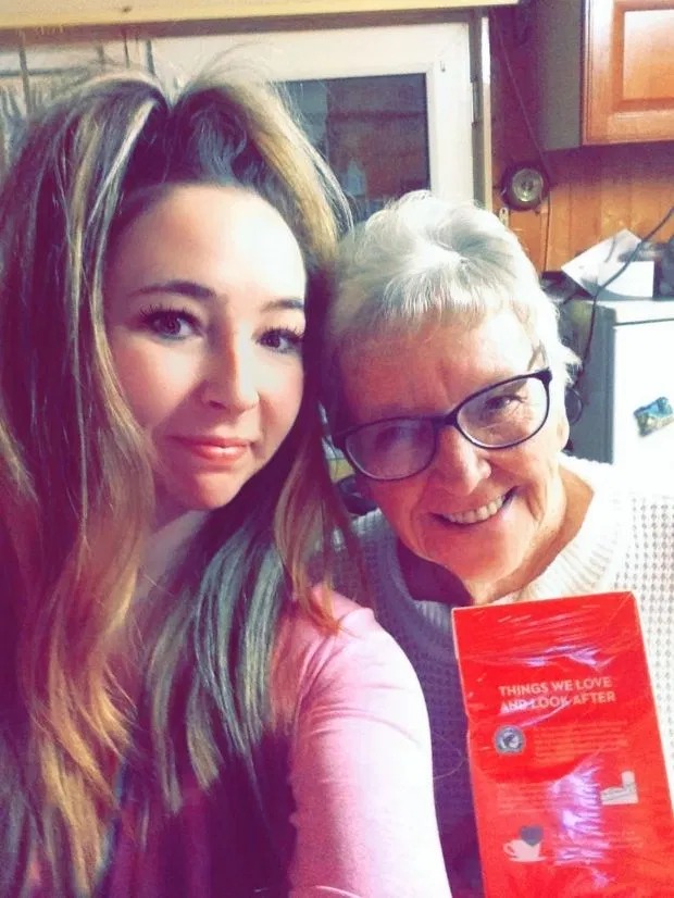 Фотография: Пикантная ошибка: бабуля случайно купила 30 пачек презервативов вместо чая, забыв очки №3 - BigPicture.ru
