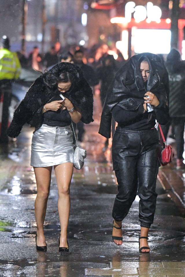 Фотография: Плохая погода — не повод грустить! Британская молодежь продолжает тусовки даже в ураган №2 - BigPicture.ru