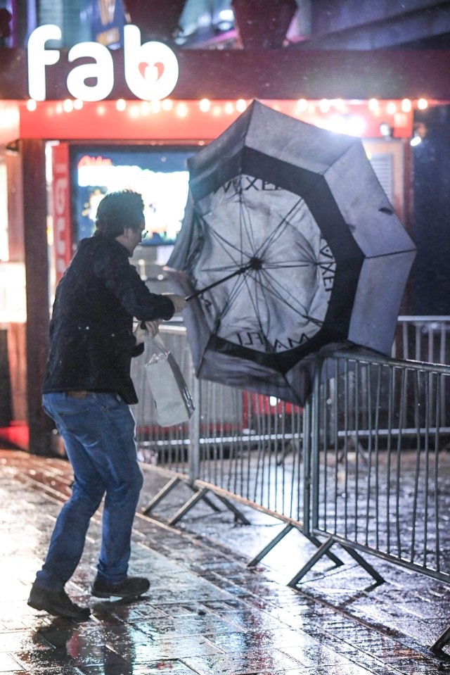 Фотография: Плохая погода — не повод грустить! Британская молодежь продолжает тусовки даже в ураган №10 - BigPicture.ru