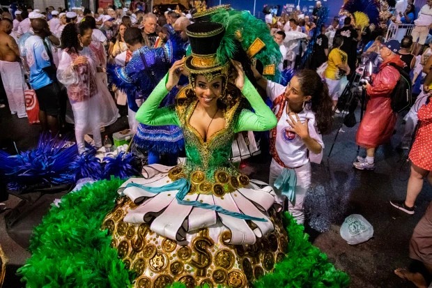 Фотография: Буйство красок и эмоций: в Рио-де-Жанейро стартовал ежегодный карнавал №2 - BigPicture.ru