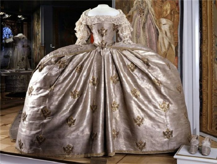 Платье мантуя — роскошное, но ужасно неудобное изобретение галантного века 