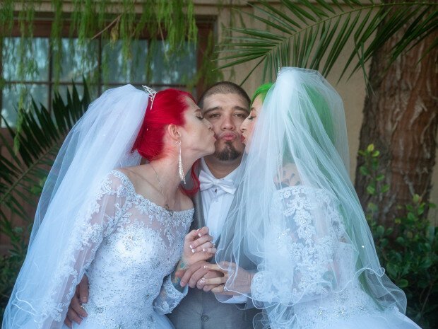 Фотография: Сообразили на троих: две американки вышли замуж за одного парня №8 - BigPicture.ru