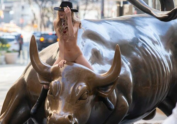 Обнаженная девушка устроила фотосессию с быком прямо на Уолл-Стрит
