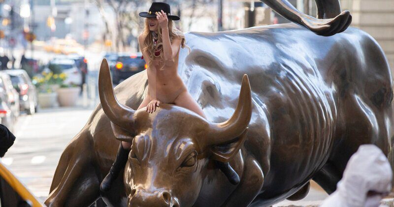 Фотография: Обнаженная девушка устроила фотосессию с быком прямо на Уолл-Стрит №1 - BigPicture.ru