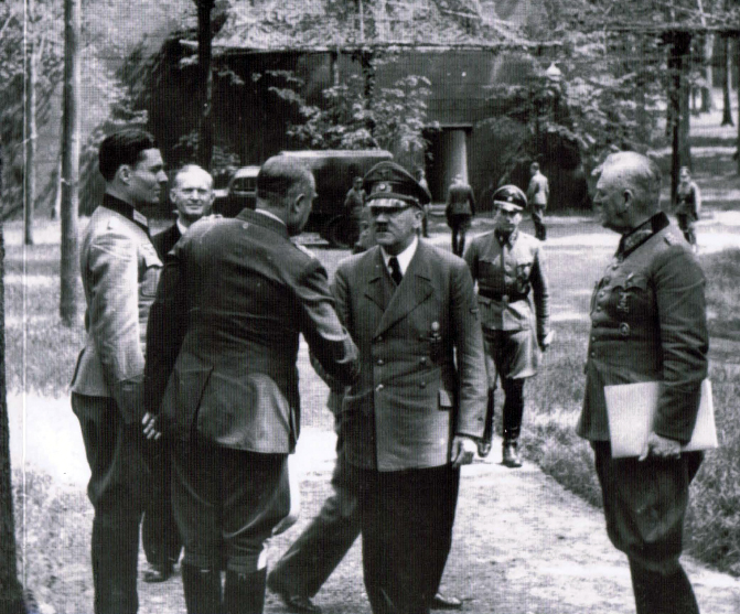 Фотография: В каких оккупированных городах СССР побывал Гитлер за время войны №6 - BigPicture.ru