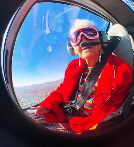 Фотография: 91-летняя бабуля-зажигалка Элен Рут ван Винкл, или Как нужно встречать старость №21 - BigPicture.ru