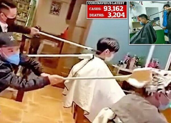 Как китайские парикмахеры отгоняют коронавирус 1,5-метровыми расческами
