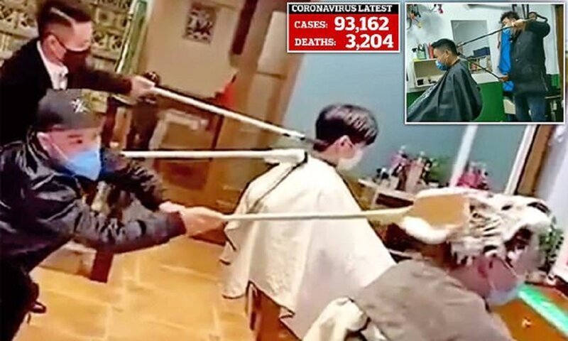 Фотография: Как китайские парикмахеры отгоняют коронавирус 1,5-метровыми расческами №1 - BigPicture.ru