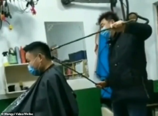 Фотография: Как китайские парикмахеры отгоняют коронавирус 1,5-метровыми расческами №3 - BigPicture.ru