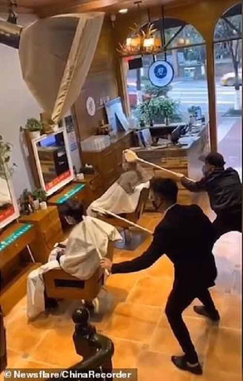 Фотография: Как китайские парикмахеры отгоняют коронавирус 1,5-метровыми расческами №4 - BigPicture.ru