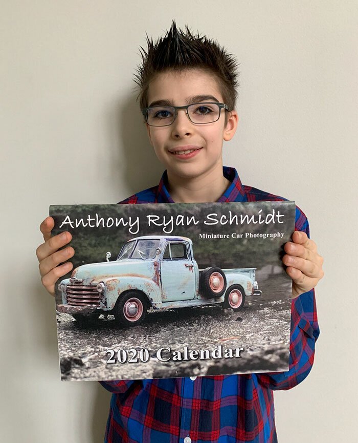 Фотография: 12-летний мальчик с аутизмом зарабатывает на снимках моделек авто №8 - BigPicture.ru