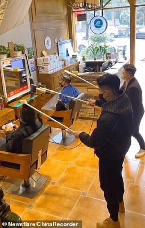 Фотография: Как китайские парикмахеры отгоняют коронавирус 1,5-метровыми расческами №5 - BigPicture.ru