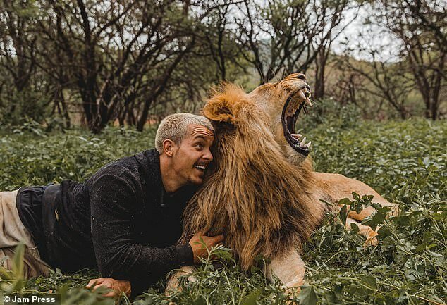 Фотография: Обнимая львов: Дин Шнайдер, швейцарский финансист, который бросил все и уехал в Африку №5 - BigPicture.ru