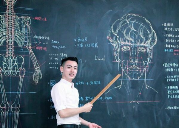 Тайваньский преподаватель потрясающе рисует на доске иллюстрации к лекциям