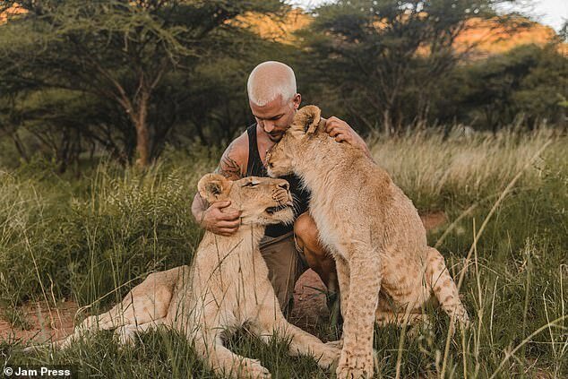 Фотография: Обнимая львов: Дин Шнайдер, швейцарский финансист, который бросил все и уехал в Африку №14 - BigPicture.ru