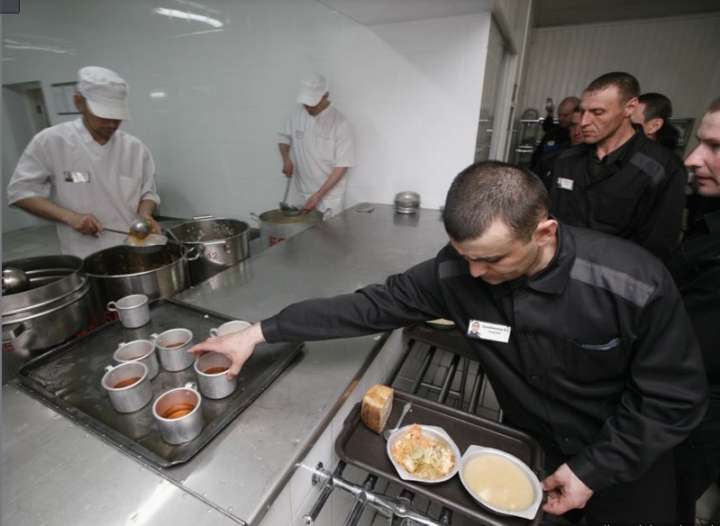 Фотография: Тюремные разносолы: чем кормят заключенных в США и России №7 - BigPicture.ru