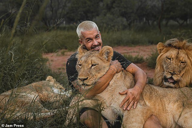 Фотография: Обнимая львов: Дин Шнайдер, швейцарский финансист, который бросил все и уехал в Африку №4 - BigPicture.ru