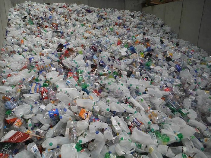 Фотография: Как в Британии мусор из пластиковых бутылок превращают в суперпрочные дороги №3 - BigPicture.ru