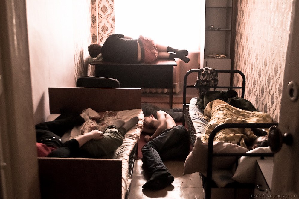 Спящую на хате. Общага. Пьянка в общежитии. Парни спят в общежитии. Спящий парень в общаге.