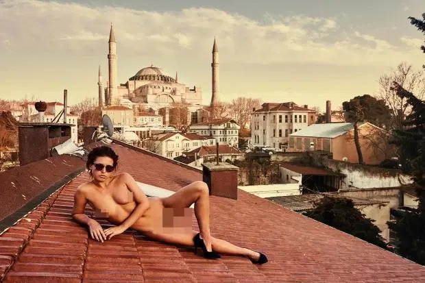 Фотография: Скандально известной модели Playboy грозит тюрьма за обнаженное фото в турецкой мечети №1 - BigPicture.ru