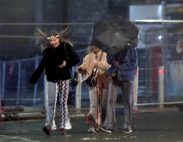 Фотография: Бурное веселье посреди шторма: британцы отжигают в пабах и клубах, несмотря на ужасную погоду №5 - BigPicture.ru