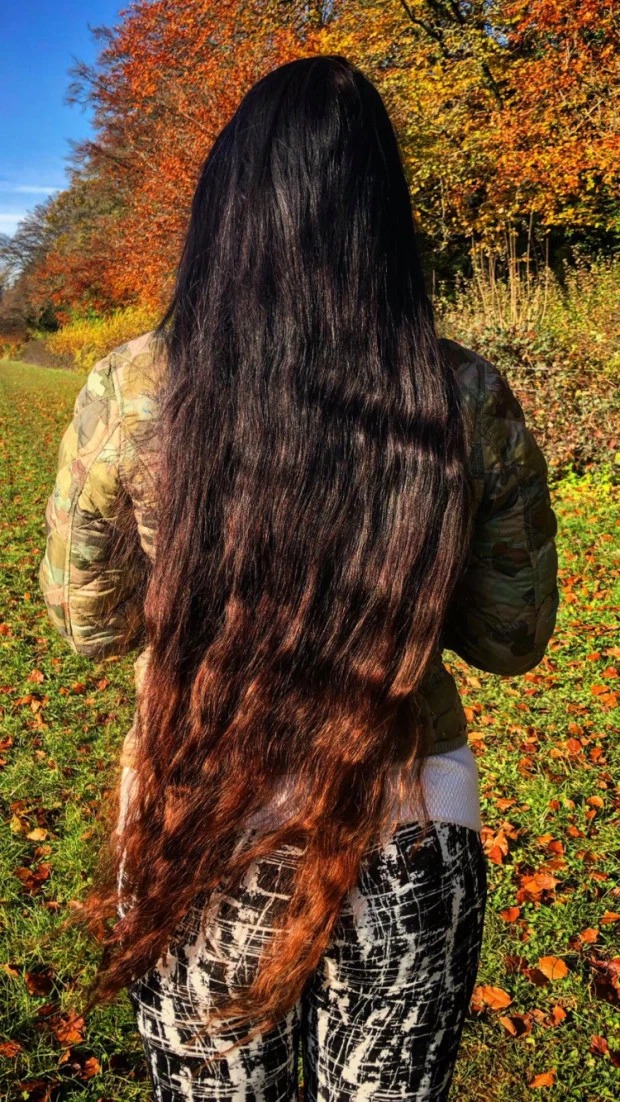 Девушка в полный рост с длинными волосами