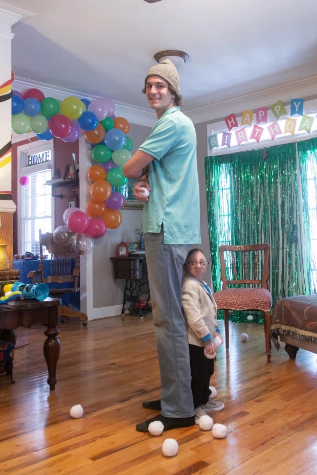 Фотография: Один из самых маленьких людей на планете отпраздновал день рождения с младшим двухметровым братом №2 - BigPicture.ru