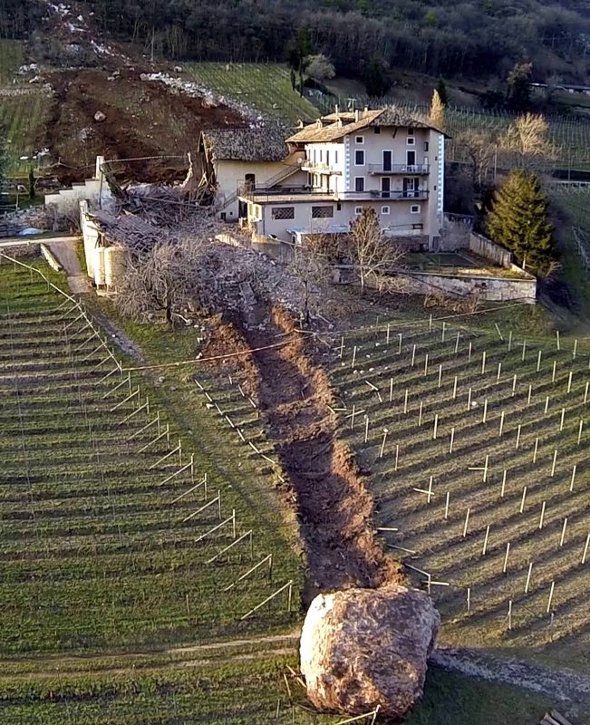 https://bigpicture.ru/wp-content/uploads/2020/03/a-huge-boulder-is-seen-after-it-missed-a-farm-house-by-less-than-a-meter-in-ronchi-di-termeno-in-northern-italy-2014-2197-x-2699-651x800.jpg