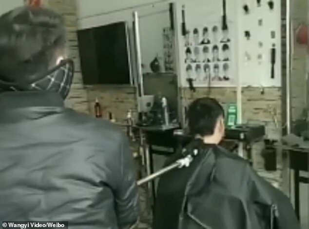 Фотография: Как китайские парикмахеры отгоняют коронавирус 1,5-метровыми расческами №2 - BigPicture.ru