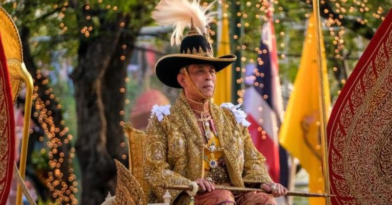 Фотография: Самоизоляция по-королевски: монарх Таиланда взял в карантин 20 любовниц №3 - BigPicture.ru