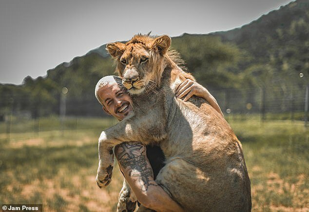 Фотография: Обнимая львов: Дин Шнайдер, швейцарский финансист, который бросил все и уехал в Африку №3 - BigPicture.ru